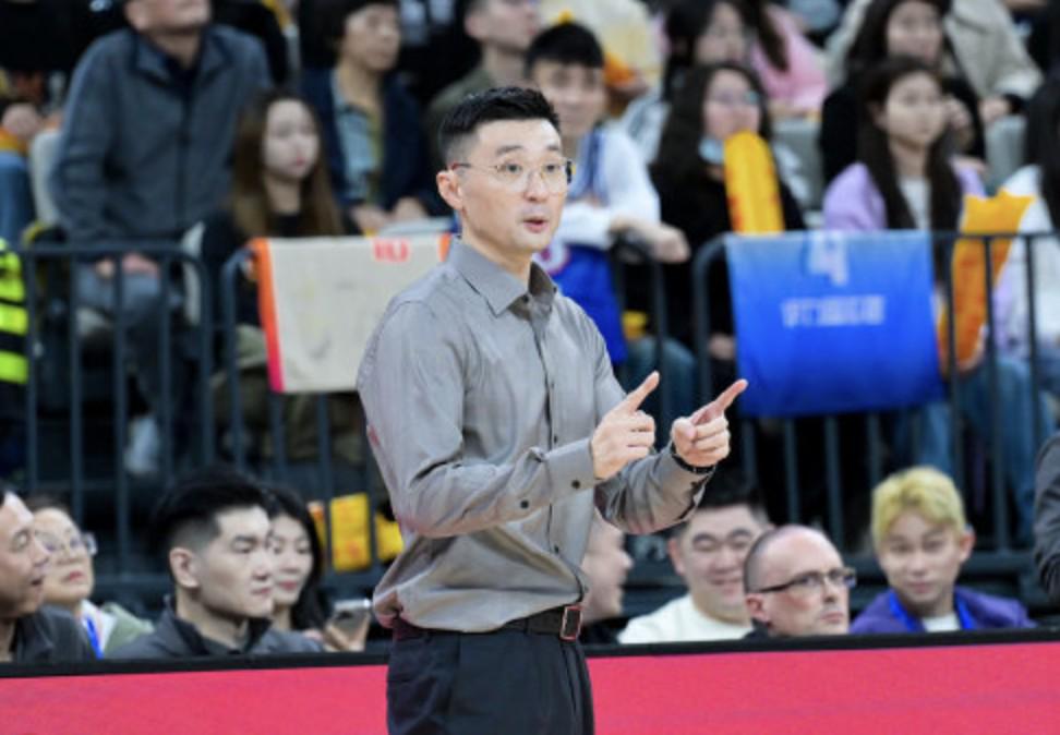 刘炜：争取在下一场让哈雷尔登场，今晚他会来现场看比赛